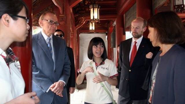 Hanoikids tour guide for Australian Foreign Minister – Mr. Ron Kirk.